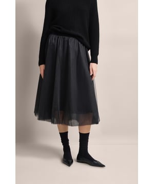 Ervaar lichte elegantie met de mesh rok van bugatti. Deze midirok biedt optimaal draagcomfort dankzij de elastische tailleband. Hij is gemaakt van 100% polyester en is niet alleen gemakkelijk te onderhouden, maar ook perfect voor veelzijdige looks. Een must-have voor je garderobe die stijl en comfort combineert!