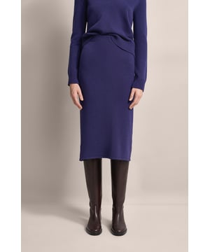 Ervaar stijlvol comfort met de midirok van bugatti, die gemaakt is van een stretchy viscosemix. Deze veelzijdige rok in een normale pasvorm biedt een flatterende midilengte die ideaal is voor talloze gelegenheden. Een essentieel kledingstuk dat in geen enkele garderobe mag ontbreken!