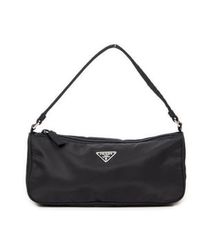 Prada Zubehör Mini Rectangular Zip  Beutel und Schwarz Leinwand und Silber hardware. Das Produkt ist auf in ausgezeichnetem Zustand (A).
  Abmessungen: 24x12x6 cm 
  Zubehör inklusive: None
  
  BrandCo Paris hat seltene Artikel und die besten Konditionen zu unglaublichen Preisen vorgestellt. Geduld lohnt sich! Kaufen Sie mit Vertrauen: Alle Artikel von BrandCo Paris sind von unserem Expertenteam ausgewählt und authentisch.
  Alle Artikel enthalten ein Echtheitszertifikat und wurden von BrandCo Paris übernommen.
  Tabelle zur Klassifizierung des Artikelzustands
  N (wie neu)
  AA (perfekter Zustand)
  A (ausgezeichneter Zustand)
  AB (sehr guter Zustand)
  B (gut/mittelmäßig)