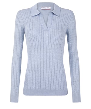 Der langärmelige Polopullover für Damen von Felix Hardy ist eine perfekte Mischung aus Komfort und Stil. Mit seinem raffinierten Strickmuster bietet dieser Pullover einen raffinierten Look, der sich sowohl für die Freizeit als auch für die elegante Garderobe eignet. Der klassische Polokragen verleiht ihm einen Hauch von Eleganz, während die langen Ärmel für Wärme an kühleren Tagen sorgen. Das hochwertige Material sorgt für ein weiches, atmungsaktives Gefühl auf der Haut und garantiert Langlebigkeit und Komfort. Dieser Pullover ist ein Muss für jede moderne Garderobe und eignet sich perfekt zum Überziehen oder als Einzelstück.