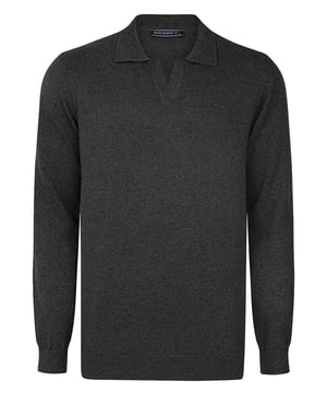 Der Felix Hardy Herren-Pullover mit Polokragen ist ein zeitloses Basic, das ein klares Design mit alltäglicher Vielseitigkeit verbindet. Mit seinem klassischen Polokragen und der schlanken Silhouette bietet er einen eleganten und dennoch entspannten Look, der sich für jede Gelegenheit eignet. Rippbündchen an Ärmeln und Saum sorgen für Struktur und Komfort, während das minimalistische Design die Kombination mit lässigen und eleganten Outfits erleichtert. Dieser Pullover ist mühelos stilvoll und ein Muss für raffinierte, unaufdringliche Outfits.