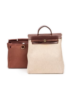 Hermès Taschen Herbag a Dos PM Rucksack und Beige/Braun Leinwand und Gold hardware. Das Produkt ist auf in sehr gutem Zustand (AB).
  Abmessungen: 28x27x11 cm 
  Zubehör inklusive: Interchangeable Bag
  Äußere Hinweise: Kratzer an der Außenkarosserie, verfärbte Leinwand
Hinweise zu Riemen/Griff: Abgenutzt, leichte Schrammen
  BrandCo Paris hat seltene Artikel und die besten Konditionen zu unglaublichen Preisen vorgestellt. Geduld lohnt sich! Kaufen Sie mit Vertrauen: Alle Artikel von BrandCo Paris sind von unserem Expertenteam ausgewählt und authentisch.
  Alle Artikel enthalten ein Echtheitszertifikat und wurden von BrandCo Paris übernommen.
  Tabelle zur Klassifizierung des Artikelzustands
  N (wie neu)
  AA (perfekter Zustand)
  A (ausgezeichneter Zustand)
  AB (sehr guter Zustand)
  B (gut/mittelmäßig)