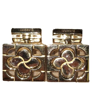 VINTAGE, RRP AS NEW
Add a touch of British charm to your formalwear with the Burberry Clover Leaf Cufflinks, crafted in gold-finished sterling silver for a refined yet distinctive look. The clover leaf design symbolizes luck and elegance, making them a thoughtful detail for special occasions or everyday sophistication. **Styling tip:** Wear them with a crisp French cuff shirt and a tailored blazer to elevate your ensemble with subtle luxury.

Burberry Clover Leaf Cufflinks in Gold Sterling Silver

Condition: Excellent
Signs of wear:  No sign of wear.
Packaging: None
Color: Gold
Material: Metal | 1sterling silver
Size: One Size | One Size
Measurements: 
SKU: NAPPUGBOT504391W
