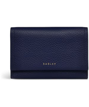 Bolso de mujer Radley Oak Street en azul, fabricado en cuero. Incluye: seis compartimentos para tarjetas, bolsillo con cremallera para monedas, secciones para billetes, cierre de tachuelas y dimensiones de h9 x w15 x d2.5cm.