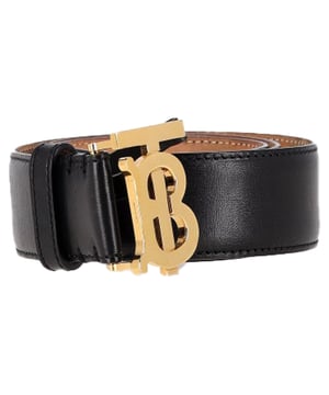 VINTAGE, RRP AS NEW
Elevate your wardrobe staples with the Burberry TB Buckle Belt, crafted in smooth black leather and finished with the iconic Thomas Burberry monogram in polished gold-tone hardware. This versatile accessory adds instant sophistication to any outfit, cinching the waist with timeless elegance. **Styling tip:** Use it to define the silhouette of a blazer or flowy dress for a structured, fashion-forward finish.

Burberry TB Buckle Belt in Black Leather

Condition: Excellent
Signs of wear:  No sign of wear.
Packaging: None
Color: Black
Material: Leather | leather
Size: One Size | One Size
Measurements: Width: 35; Length: 850
SKU: NAPPUGBAC504392W
