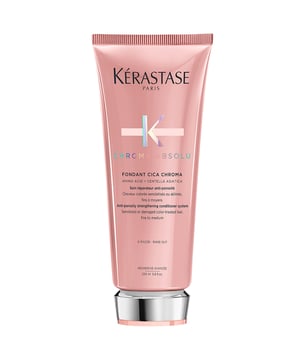 Revitalisieren Sie Ihr coloriertes Haar mit dem Kérastase Chroma Absolu Fondant Cica Chroma Conditioner. Diese Anti-Porositäts-Formel wurde für sensibilisiertes oder geschädigtes Haar entwickelt und ist besonders effektiv für feine bis mittlere Texturen. Erleben Sie bis zu 85% stärkere Strähnen und bewahren Sie bis zu 92% Farbintensität bereits nach sechs Wochen. Die leichte, blassrosa Creme besteht zu 95% aus recyceltem Plastik und spiegelt Kérastases Engagement für Nachhaltigkeit wider. Tragen Sie eine münzgroße Menge auf das gewaschene Haar auf, lassen Sie es 2-3 Minuten einwirken, emulgieren Sie es und spülen Sie es aus.