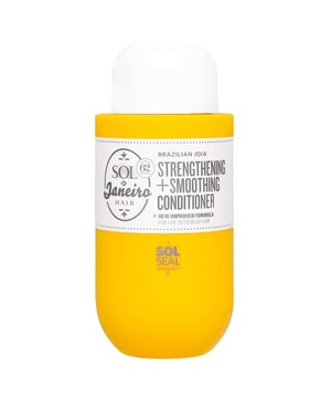 Erleben Sie luxuriöse Haarkosmetik mit dem Sol de Janeiro Brazilian Joia Strengthening and Smoothing Conditioner. Dieser Conditioner wurde für feines bis mittleres Haar formuliert und bekämpft Schäden, Trockenheit, Frizz und Spliss, ohne das Haar zu beschweren. Seine sulfatfreie und farbsichere Formel pflegt sanft. Angereichert mit brasilianischen Inhaltsstoffen spendet er Feuchtigkeit und hinterlässt ein leichtes Gefühl. Genießen Sie den charakteristischen Cheirosa 62 Duft, der Ihren Waschtag in eine tropische Flucht verwandelt. Zur Anwendung tragen Sie ihn auf frisch gewaschenem Haar auf, massieren ihn ein und spülen ihn aus.