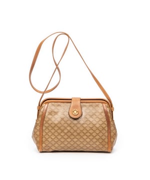 Celine Bolsos Vintage Small Frame Crossbody  Bolso de hombro en Bronceado Lona recubierta y Oro hardware. El producto esta en Muy Buenas Condiciones (AB).
  Dimensiones: 22x17x7.5 cm 
  Accesorios incluidos: None
  Notas de Exterior: Ligeros rasguños en las esquinas inferiores
Notas de Interior: Olor a humedad
  BrandCo Paris encuentra artículos raros y en las mejores condiciones a precios increíbles. ¡Vale la pena tener paciencia! Compra con confianza: todos los artículos de BrandCo Paris son seleccionados y autenticados cuidadosamente por nuestro equipo de expertos.
  Todos los artículos vienen con un certificado de autenticidad y un embalaje entregado por BrandCo Paris.
  Tabla de clasificación de la condición del artículo
  N (como nuevo)
  AA (perfecto estado)
  A (excelente estado)
  AB (muy buen estado)
  B (bueno/regular)
