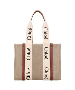 Material: 100 % Leinen

Lederdetails
Länge: 37 cm
Doppelter Schultergurt
Flaches Innenfach
Höhe: 26 cm
1 geräumiges Hauptfach
Hergestellt in Italien
Geschlecht: DAMEN
Produktcode: CHC22AS383I2690U
Barcode: 9990003402108
Code: BAG CI 2 SD SS00 14004
Maße: Länge: 370 mm, Höhe: 260 mm, Riemenlänge: 0 mm, Griffhöhe: 0 mm