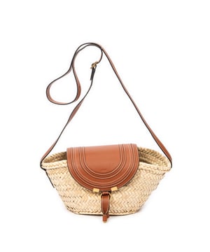 Chloé Tassen Small Marcie Basket  Schoudertas in de Bruin/Natuurlijk Doek in de Goud  hardware. Het product is in In Uitstekende Staat (A).
  Afmetingen: 21x14x13 cm 
  Inclusief accessoires: Dustbag
  
  BrandCo Paris vindt zeldzame artikelen in de beste staat voor ongelooflijke prijzen. Het is de moeite waard om geduldig te zijn! Koop met vertrouwen: alle artikelen van BrandCo Paris worden zorgvuldig geselecteerd en geverifieerd door ons team van experts.

  Alle artikelen worden geleverd met een certificaat van echtheid en verpakt door BrandCo Paris.

  Classificatietabel voor de conditie van het artikel:

  N (als nieuw)
  AA (perfecte staat)
  A (uitstekende staat)
  AB (zeer goede staat)
  B (goede/redelijke staat)