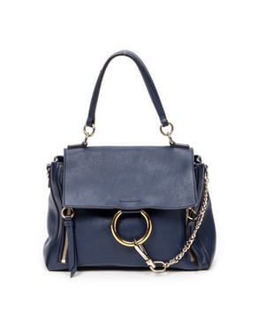 Chloé Tassen Small Faye Day  Schoudertas in de Marine Kalfsleer in de Goud  hardware. Het product is in In Uitstekende Staat (A).
  Afmetingen: 26x18x10 cm 
  Inclusief accessoires: Strap; Dustbag
  Opmerkingen over de buitenkant: Lichte krassen op de buitenkant van de carrosserie
  BrandCo Paris vindt zeldzame artikelen in de beste staat voor ongelooflijke prijzen. Het is de moeite waard om geduldig te zijn! Koop met vertrouwen: alle artikelen van BrandCo Paris worden zorgvuldig geselecteerd en geverifieerd door ons team van experts.

  Alle artikelen worden geleverd met een certificaat van echtheid en verpakt door BrandCo Paris.

  Classificatietabel voor de conditie van het artikel:

  N (als nieuw)
  AA (perfecte staat)
  A (uitstekende staat)
  AB (zeer goede staat)
  B (goede/redelijke staat)