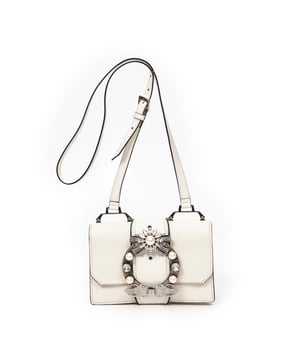 Miu Miu Tassen Crystal Buckle Flap  Schoudertas in de Wit Kalfsleer in de Zilver  hardware. Het product is in In Uitstekende Staat (A).
  Afmetingen: 22x14x7 cm 
  Inclusief accessoires: Card; Dustbag
  Opmerkingen over de buitenkant: Lichte vervuiling
Opmerkingen over de binnenkant: Lichte vlekken op de voering
  BrandCo Paris vindt zeldzame artikelen in de beste staat voor ongelooflijke prijzen. Het is de moeite waard om geduldig te zijn! Koop met vertrouwen: alle artikelen van BrandCo Paris worden zorgvuldig geselecteerd en geverifieerd door ons team van experts.

  Alle artikelen worden geleverd met een certificaat van echtheid en verpakt door BrandCo Paris.

  Classificatietabel voor de conditie van het artikel:

  N (als nieuw)
  AA (perfecte staat)
  A (uitstekende staat)
  AB (zeer goede staat)
  B (goede/redelijke staat)