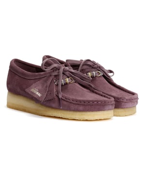 De Wallabee, geïnspireerd op de mocassin en gelanceerd in 1964, met zijn strakke en eenvoudige lijnen, is uitgegroeid tot een iconisch ontwerp van Clarks. Gemaakt van hoogwaardig suède, het wordt geleverd met een vetersluiting en een kenmerkende contrasterende crêpezool.