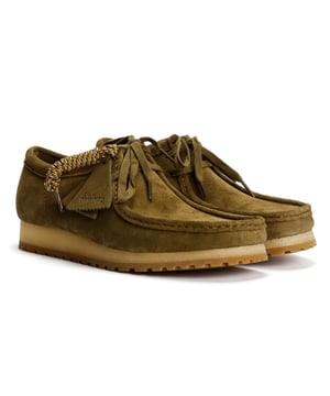 1964 eingeführt, ist der mokassin-inspirierte Wallabee mit seinen klaren und einfachen Linien zu einem ikonischen Clarks-Design geworden. Hergestellt aus hochwertigem Wildleder, mit Schnürverschluss und markanter kontrastierender Krepp- und tonaler Gummisohle.