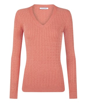 Der Felix Hardy Women's V-Neck Cable Knit Pullover verbindet klassische Textur mit femininer Eleganz. Mit zeitlosem Zopfmuster und schmeichelhaftem V-Ausschnitt bietet dieser Pullover einen weichen, strukturierten Look, der sich perfekt zum Überziehen oder als Einzelstück tragen lässt. Rippbündchen an Ärmeln und Saum sorgen für einen definierten Look, während die taillierte Silhouette für eine bequeme und dennoch elegante Passform sorgt. Er eignet sich sowohl für legere Tage als auch für elegante Momente und ist ein vielseitiges Essential, das jede Garderobe mit raffiniertem Charme bereichert.