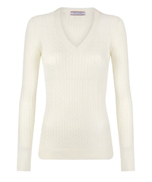 Der Felix Hardy Women's V-Neck Cable Knit Pullover verbindet klassische Textur mit femininer Eleganz. Mit zeitlosem Zopfmuster und schmeichelhaftem V-Ausschnitt bietet dieser Pullover einen weichen, strukturierten Look, der sich perfekt zum Überziehen oder als Einzelstück tragen lässt. Rippbündchen an Ärmeln und Saum sorgen für einen definierten Look, während die taillierte Silhouette für eine bequeme und dennoch elegante Passform sorgt. Er eignet sich sowohl für legere Tage als auch für elegante Momente und ist ein vielseitiges Essential, das jede Garderobe mit raffiniertem Charme bereichert.