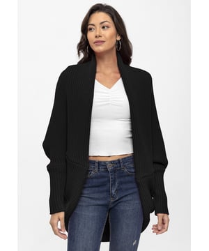 Dieser Damen-Cardigan mit Fledermausärmeln von Felix Hardy vereint Stil und Komfort auf mühelose Weise. Er besteht aus einer Mischung aus 90 % weichem Acryl und 10 % Wolle und bietet Wärme und ein leichtes Tragegefühl. Das weiche Acryl sorgt für ein angenehmes Gefühl auf der Haut, während die Wolle natürliche Wärme und Strapazierfähigkeit verleiht. Das Fledermausärmel-Design sorgt für einen modernen Look und eine lockere Passform, die den ganzen Tag über Bewegungsfreiheit bietet. Die klaren Linien und die sorgfältig verarbeiteten Bündchen und Säume tragen zu einem eleganten und stilvollen Erscheinungsbild bei.  Dieser vielseitige Cardigan ist in verschiedenen Farben erhältlich und lässt sich leicht mit verschiedenen Kleidungsstücken kombinieren, von lässigen Jeans und Leggings bis hin zu eleganteren Kleidern. Er eignet sich perfekt für eine Vielzahl von Anlässen und ermöglicht es Ihnen, Ihren Stil mühelos zum Ausdruck zu bringen.  Um die Qualität dieses Cardigans zu erhalten, wird empfohlen, ihn von Hand oder im Schonwaschgang mit warmem Wasser zu waschen. Bei niedriger Temperatur bügeln, nicht im Wäschetrockner trocknen und nicht bleichen. Der Felix Hardy Damen-Cardigan mit Fledermausärmeln ist ein Must-have, das Komfort und zeitgemäßes Design perfekt vereint und somit ideal für jede Garderobe ist.