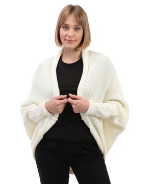 Dieser Damen-Cardigan mit Fledermausärmeln von Felix Hardy vereint Stil und Komfort auf mühelose Weise. Er besteht aus einer Mischung aus 90 % weichem Acryl und 10 % Wolle und bietet Wärme und ein leichtes Tragegefühl. Das weiche Acryl sorgt für ein angenehmes Gefühl auf der Haut, während die Wolle natürliche Wärme und Strapazierfähigkeit verleiht. Das Fledermausärmel-Design sorgt für einen modernen Look und eine lockere Passform, die den ganzen Tag über Bewegungsfreiheit bietet. Die klaren Linien und die sorgfältig verarbeiteten Bündchen und Säume tragen zu einem eleganten und stilvollen Erscheinungsbild bei.  Dieser vielseitige Cardigan ist in verschiedenen Farben erhältlich und lässt sich leicht mit verschiedenen Kleidungsstücken kombinieren, von lässigen Jeans und Leggings bis hin zu eleganteren Kleidern. Er eignet sich perfekt für eine Vielzahl von Anlässen und ermöglicht es Ihnen, Ihren Stil mühelos zum Ausdruck zu bringen.  Um die Qualität dieses Cardigans zu erhalten, wird empfohlen, ihn von Hand oder im Schonwaschgang mit warmem Wasser zu waschen. Bei niedriger Temperatur bügeln, nicht im Wäschetrockner trocknen und nicht bleichen. Der Felix Hardy Damen-Cardigan mit Fledermausärmeln ist ein Must-have, das Komfort und zeitgemäßes Design perfekt vereint und somit ideal für jede Garderobe ist.