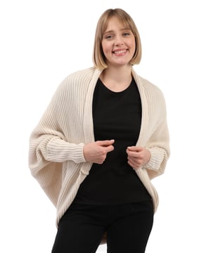 Dieser Damen-Cardigan mit Fledermausärmeln von Felix Hardy vereint Stil und Komfort auf mühelose Weise. Er besteht aus einer Mischung aus 90 % weichem Acryl und 10 % Wolle und bietet Wärme und ein leichtes Tragegefühl. Das weiche Acryl sorgt für ein angenehmes Gefühl auf der Haut, während die Wolle natürliche Wärme und Strapazierfähigkeit verleiht. Das Fledermausärmel-Design sorgt für einen modernen Look und eine lockere Passform, die den ganzen Tag über Bewegungsfreiheit bietet. Die klaren Linien und die sorgfältig verarbeiteten Bündchen und Säume tragen zu einem eleganten und stilvollen Erscheinungsbild bei.  Dieser vielseitige Cardigan ist in verschiedenen Farben erhältlich und lässt sich leicht mit verschiedenen Kleidungsstücken kombinieren, von lässigen Jeans und Leggings bis hin zu eleganteren Kleidern. Er eignet sich perfekt für eine Vielzahl von Anlässen und ermöglicht es Ihnen, Ihren Stil mühelos zum Ausdruck zu bringen.  Um die Qualität dieses Cardigans zu erhalten, wird empfohlen, ihn von Hand oder im Schonwaschgang mit warmem Wasser zu waschen. Bei niedriger Temperatur bügeln, nicht im Wäschetrockner trocknen und nicht bleichen. Der Felix Hardy Damen-Cardigan mit Fledermausärmeln ist ein Must-have, das Komfort und zeitgemäßes Design perfekt vereint und somit ideal für jede Garderobe ist.