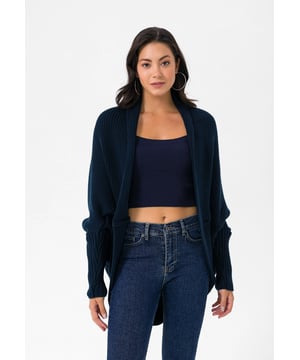 Dieser Damen-Cardigan mit Fledermausärmeln von Felix Hardy vereint Stil und Komfort auf mühelose Weise. Er besteht aus einer Mischung aus 90 % weichem Acryl und 10 % Wolle und bietet Wärme und ein leichtes Tragegefühl. Das weiche Acryl sorgt für ein angenehmes Gefühl auf der Haut, während die Wolle natürliche Wärme und Strapazierfähigkeit verleiht. Das Fledermausärmel-Design sorgt für einen modernen Look und eine lockere Passform, die den ganzen Tag über Bewegungsfreiheit bietet. Die klaren Linien und die sorgfältig verarbeiteten Bündchen und Säume tragen zu einem eleganten und stilvollen Erscheinungsbild bei.  Dieser vielseitige Cardigan ist in verschiedenen Farben erhältlich und lässt sich leicht mit verschiedenen Kleidungsstücken kombinieren, von lässigen Jeans und Leggings bis hin zu eleganteren Kleidern. Er eignet sich perfekt für eine Vielzahl von Anlässen und ermöglicht es Ihnen, Ihren Stil mühelos zum Ausdruck zu bringen.  Um die Qualität dieses Cardigans zu erhalten, wird empfohlen, ihn von Hand oder im Schonwaschgang mit warmem Wasser zu waschen. Bei niedriger Temperatur bügeln, nicht im Wäschetrockner trocknen und nicht bleichen. Der Felix Hardy Damen-Cardigan mit Fledermausärmeln ist ein Must-have, das Komfort und zeitgemäßes Design perfekt vereint und somit ideal für jede Garderobe ist.