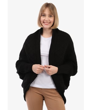 Dieser Damen-Cardigan mit Fledermausärmeln von Felix Hardy vereint Stil und Komfort auf mühelose Weise. Er besteht aus einer Mischung aus 90 % weichem Acryl und 10 % Wolle und bietet Wärme und ein leichtes Tragegefühl. Das weiche Acryl sorgt für ein angenehmes Gefühl auf der Haut, während die Wolle natürliche Wärme und Strapazierfähigkeit verleiht. Das Fledermausärmel-Design sorgt für einen modernen Look und eine lockere Passform, die den ganzen Tag über Bewegungsfreiheit bietet. Die klaren Linien und die sorgfältig verarbeiteten Bündchen und Säume tragen zu einem eleganten und stilvollen Erscheinungsbild bei.  Dieser vielseitige Cardigan ist in verschiedenen Farben erhältlich und lässt sich leicht mit verschiedenen Kleidungsstücken kombinieren, von lässigen Jeans und Leggings bis hin zu eleganteren Kleidern. Er eignet sich perfekt für eine Vielzahl von Anlässen und ermöglicht es Ihnen, Ihren Stil mühelos zum Ausdruck zu bringen.  Um die Qualität dieses Cardigans zu erhalten, wird empfohlen, ihn von Hand oder im Schonwaschgang mit warmem Wasser zu waschen. Bei niedriger Temperatur bügeln, nicht im Wäschetrockner trocknen und nicht bleichen. Der Felix Hardy Damen-Cardigan mit Fledermausärmeln ist ein Must-have, das Komfort und zeitgemäßes Design perfekt vereint und somit ideal für jede Garderobe ist.