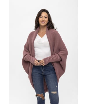 Dieser Damen-Cardigan mit Fledermausärmeln von Felix Hardy vereint Stil und Komfort auf mühelose Weise. Er besteht aus einer Mischung aus 90 % weichem Acryl und 10 % Wolle und bietet Wärme und ein leichtes Tragegefühl. Das weiche Acryl sorgt für ein angenehmes Gefühl auf der Haut, während die Wolle natürliche Wärme und Strapazierfähigkeit verleiht. Das Fledermausärmel-Design sorgt für einen modernen Look und eine lockere Passform, die den ganzen Tag über Bewegungsfreiheit bietet. Die klaren Linien und die sorgfältig verarbeiteten Bündchen und Säume tragen zu einem eleganten und stilvollen Erscheinungsbild bei.  Dieser vielseitige Cardigan ist in verschiedenen Farben erhältlich und lässt sich leicht mit verschiedenen Kleidungsstücken kombinieren, von lässigen Jeans und Leggings bis hin zu eleganteren Kleidern. Er eignet sich perfekt für eine Vielzahl von Anlässen und ermöglicht es Ihnen, Ihren Stil mühelos zum Ausdruck zu bringen.  Um die Qualität dieses Cardigans zu erhalten, wird empfohlen, ihn von Hand oder im Schonwaschgang mit warmem Wasser zu waschen. Bei niedriger Temperatur bügeln, nicht im Wäschetrockner trocknen und nicht bleichen. Der Felix Hardy Damen-Cardigan mit Fledermausärmeln ist ein Must-have, das Komfort und zeitgemäßes Design perfekt vereint und somit ideal für jede Garderobe ist.