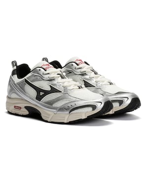Verhoog je comfort en stijl met deze sneakers met een bovenwerk van mesh en synthetisch leer. Ontworpen met een lichtgewicht, met schuim gevoerde tussenzool voor verbeterde ondersteuning en draagbaarheid de hele dag door.