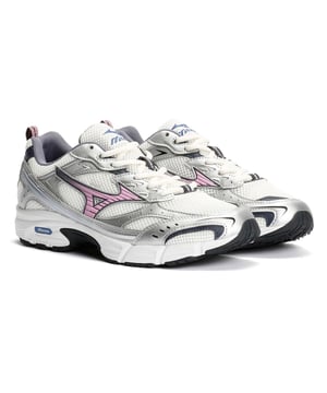 Steigern Sie Ihren Komfort und Stil mit diesen Sneakers mit einem Obermaterial aus Mesh und Kunstleder. Entwickelt mit einer leichten gepolsterten Zwischensohle für verbesserte Unterstützung und ganztägige Tragbarkeit.