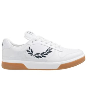 Zapatos blancos Fred Perry Insignia de la marca en el costado del zapato Logotipo de la marca en la punta, zapatillas de deporte 100% cuero con cierre de encaje Estilo: B6318 567