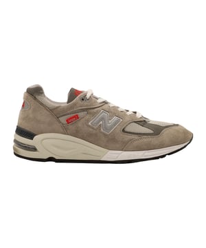 Empfohlener Verkaufspreis
Dieser 990v2 Version 2 wurde im Juni 2021 als Teil der „MADE 990 Version Series“ von New Balance herausgebracht und ist mit dem für New Balance typischen grauen Wildleder und Mesh-Obermaterial ausgestattet. Der Schuh weist außerdem eine Reihe rubinroter Highlights auf, um das Rubinjubiläum des 990 (40 Jahre) zu feiern – nicht nur das gut sichtbare Version 2-Etikett an der Außenseite, sondern auch das Branding auf der Zunge und der Ferse. Es gibt auch eine spezielle Innensohle, die den Uhrenturm der Fabrik von NB in Massachusetts darstellt. Cool.

New Balance 990V2 History Pack Version 2 Sneakers aus grauem Wildleder
Zustand: Sehr gut
Gebrauchsspuren: Leichte Abnutzung an den Sohlen
Material: Wildleder
Größe: US11/UK10.5/EU45
SKU: 245020