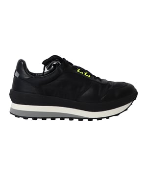 Empfohlener Verkaufspreis
Holen Sie sich mit diesen Sneakers von Givenchy einen luxuriösen High-Fashion-Touch nach Hause. Die Sneakers aus Nylon und Leder verfügen über Schnürung, Logo-Tape-Einsätze und eine erhöhte Sohle. So ein cooles Paar möchten Sie sich doch nicht entgehen lassen, oder?

Givenchy TR3 Runner Sneakers aus schwarzem Kalbsleder
Zustand: ausgezeichnet, Lieferung mit Staubbeutel und Box
Gebrauchsspuren: minimale Verschmutzungen und Abnutzungsspuren an der Sohle
Farbe: Schwarz
Material: Kalbsleder
Größe: FR40/US7/UK6/IT39
Artikelnummer: 246628