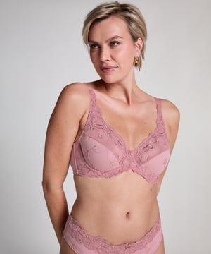 Deze niet-voorgevormde beugel bh is uitgevoerd in een ondoorzichtige stof en aan de bovenzijde afgewerkt met semi-transparant kant. De cups zijn versierd met een elegant bloemenpatroon. Maak je set compleet met de bijpassende Diva slip.