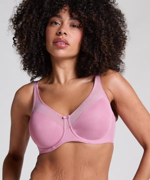 Laat je borsten één cupmaat kleiner lijken zonder het comfort te verliezen met behulp van deze minimizer beugel bh. Speciaal ontworpen voor grotere cupmaten. De bovenzijde van de cups is afgewerkt met een semi-transparante stof.