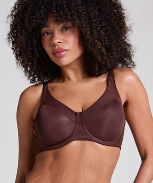 Laat je borsten één cupmaat kleiner lijken zonder het comfort te verliezen met behulp van deze minimizer beugel bh. Speciaal ontworpen voor grotere cupmaten. De bovenzijde van de cups is afgewerkt met een semi-transparante stof.