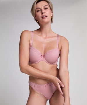 Deze voorgevormde beugel bh is afgewerkt met kanten details aan de bovenzijde van de cups. Tussen de cups zit een klein strikje voor de extra sexy uitstraling. Combineer met de matchende items!