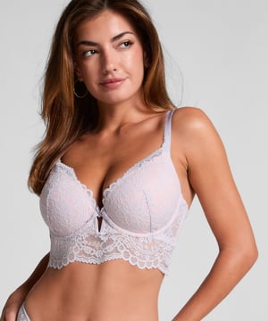 Maak elke dag een beetje specialer met onze Isadora bh. Deze bh is ontworpen om zowel ondersteuning als stijl te bieden en heeft vulling en beugelcups voor een natuurlijk gelift silhouet. De lange lijn voegt een vleugje elegantie toe, terwijl de strik in het midden en een vleugje subtiel glitter in het kant een vleugje sprankeling toevoegen. Combineer met het bijpassende broekje voor een complete look.