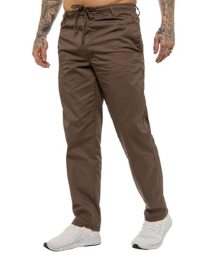 Die Herren Rugby-Hosen mit entspanntem Schnitt bieten die perfekte Balance zwischen stilvollem Look und ganztäglichem Komfort. Sie sind mit einer lässigen Silhouette gefertigt und verfügen über einen elastischen Bund mit inneren Kordeln für eine sichere, individuelle Passform sowie einen Reißverschluss zum einfachen An- und Ausziehen. Zwei Vorder- und zwei Gesäßtaschen bieten praktische Aufbewahrungsmöglichkeiten, während gebrandete Knöpfe und Nieten das Gesamtbild veredeln.