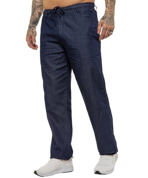 Die Herren Rugby-Hosen im Relaxed Fit bieten die perfekte Balance aus smartem Stil und ganztäglichem Komfort. Mit einer lässigen Silhouette gefertigt, verfügen sie über einen elastischen Bund mit inneren Kordeln für eine sichere, individuelle Passform sowie einen Reißverschluss für einfachen Zugang. Zwei Fronttaschen und zwei Gesäßtaschen bieten praktischen Stauraum, während markierte Knöpfe und Nieten einen raffinierten Abschluss verleihen.