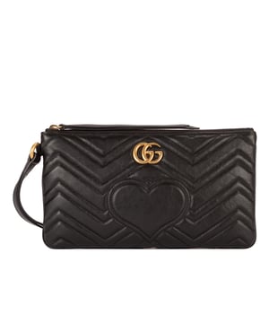 Gucci Accesorios GG Heart Marmont Clutch  Bolsa en Negro Piel de becerro y Oro cepillado hardware. El producto esta en Excelentes Condiciones (A).
  Dimensiones: 28x16.5x1 cm 
  Accesorios incluidos: Dustbag
  Notas de Exterior: Arrugas de cuero
Notas de Interior: Tinta azul
Notas de Hardware: Rayones y ligeramente descoloridos
  BrandCo Paris encuentra artículos raros y en las mejores condiciones a precios increíbles. ¡Vale la pena tener paciencia! Compra con confianza: todos los artículos de BrandCo Paris son seleccionados y autenticados cuidadosamente por nuestro equipo de expertos.
  Todos los artículos vienen con un certificado de autenticidad y un embalaje entregado por BrandCo Paris.
  Tabla de clasificación de la condición del artículo
  N (como nuevo)
  AA (perfecto estado)
  A (excelente estado)
  AB (muy buen estado)
  B (bueno/regular)