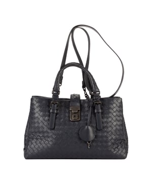 Bottega Veneta Taschen Roma  Handtasche und Marine Kalbsleder und Schwarzes Metall hardware. Das Produkt ist auf in einwandfreiem Zustand (AA).
  Abmessungen: 31x19x15 cm 
  Zubehör inklusive: Strap
  
  BrandCo Paris hat seltene Artikel und die besten Konditionen zu unglaublichen Preisen vorgestellt. Geduld lohnt sich! Kaufen Sie mit Vertrauen: Alle Artikel von BrandCo Paris sind von unserem Expertenteam ausgewählt und authentisch.
  Alle Artikel enthalten ein Echtheitszertifikat und wurden von BrandCo Paris übernommen.
  Tabelle zur Klassifizierung des Artikelzustands
  N (wie neu)
  AA (perfekter Zustand)
  A (ausgezeichneter Zustand)
  AB (sehr guter Zustand)
  B (gut/mittelmäßig)