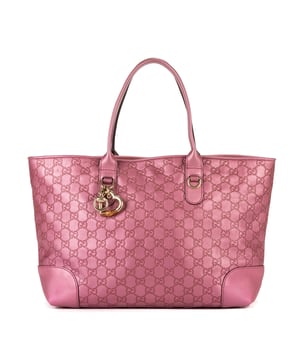 Gucci Tassen Heart Bit Tote  Schoudertas in de Roze Kalfsleer in de Champagne Goud  hardware. Het product is in In Perfecte Staat (AA).
  Afmetingen: 34x26x15.5 cm 
  Inclusief accessoires: Heart Bamboo Charm
  
  BrandCo Paris vindt zeldzame artikelen in de beste staat voor ongelooflijke prijzen. Het is de moeite waard om geduldig te zijn! Koop met vertrouwen: alle artikelen van BrandCo Paris worden zorgvuldig geselecteerd en geverifieerd door ons team van experts.

  Alle artikelen worden geleverd met een certificaat van echtheid en verpakt door BrandCo Paris.

  Classificatietabel voor de conditie van het artikel:

  N (als nieuw)
  AA (perfecte staat)
  A (uitstekende staat)
  AB (zeer goede staat)
  B (goede/redelijke staat)
