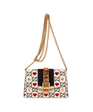 Gucci Bolsos Limited Edition GG Heart Stars Sylvie Super Mini Mini Bolso de hombro en Blanco/Rojo/Azul/Oro Lona recubierta y Oro hardware. El producto esta en Perfectas Condiciones (AA).
  Dimensiones: 16.5x10x4.5 cm 
  Accesorios incluidos: Chain Hook; Dustbag
  Notas de Hardware: Arañazos
  BrandCo Paris encuentra artículos raros y en las mejores condiciones a precios increíbles. ¡Vale la pena tener paciencia! Compra con confianza: todos los artículos de BrandCo Paris son seleccionados y autenticados cuidadosamente por nuestro equipo de expertos.
  Todos los artículos vienen con un certificado de autenticidad y un embalaje entregado por BrandCo Paris.
  Tabla de clasificación de la condición del artículo
  N (como nuevo)
  AA (perfecto estado)
  A (excelente estado)
  AB (muy buen estado)
  B (bueno/regular)