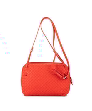 Bottega Veneta Taschen Nodini Double Zipper  Umhängetasche und Rot Kalbsleder und Schwarzes Metall hardware. Das Produkt ist auf in einwandfreiem Zustand (AA).
  Abmessungen: 22.5x19x4.5 cm 
  Zubehör inklusive: None
  
  BrandCo Paris hat seltene Artikel und die besten Konditionen zu unglaublichen Preisen vorgestellt. Geduld lohnt sich! Kaufen Sie mit Vertrauen: Alle Artikel von BrandCo Paris sind von unserem Expertenteam ausgewählt und authentisch.
  Alle Artikel enthalten ein Echtheitszertifikat und wurden von BrandCo Paris übernommen.
  Tabelle zur Klassifizierung des Artikelzustands
  N (wie neu)
  AA (perfekter Zustand)
  A (ausgezeichneter Zustand)
  AB (sehr guter Zustand)
  B (gut/mittelmäßig)