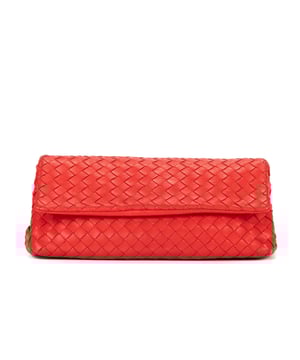 Bottega Veneta Zubehör Clutch  Kupplung und Rot Kalbsleder und Goldmetall hardware. Das Produkt ist auf in ausgezeichnetem Zustand (A).
  Abmessungen: 24x10x10 cm 
  Zubehör inklusive: None
  Äußere Hinweise: Falten Leder
  BrandCo Paris hat seltene Artikel und die besten Konditionen zu unglaublichen Preisen vorgestellt. Geduld lohnt sich! Kaufen Sie mit Vertrauen: Alle Artikel von BrandCo Paris sind von unserem Expertenteam ausgewählt und authentisch.
  Alle Artikel enthalten ein Echtheitszertifikat und wurden von BrandCo Paris übernommen.
  Tabelle zur Klassifizierung des Artikelzustands
  N (wie neu)
  AA (perfekter Zustand)
  A (ausgezeichneter Zustand)
  AB (sehr guter Zustand)
  B (gut/mittelmäßig)