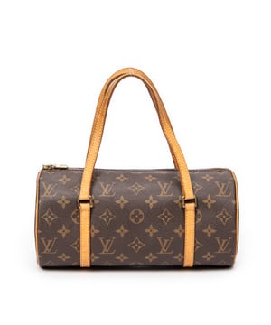 Louis Vuitton Tassen Papillon 26 Handtas in de Bruin Gecoat canvas in de Gouden Messing  hardware. Het product is in In Zeer Goede Staat (AB).
  Afmetingen: 26x13x13 cm 
  Inclusief accessoires: None
  Opmerkingen over de buitenkant: Licht geschaafde biezen
Opmerkingen over de hardware: Licht verkleurde rits
Opmerkingen over de band/het handvat: Verduisterd
  BrandCo Paris vindt zeldzame artikelen in de beste staat voor ongelooflijke prijzen. Het is de moeite waard om geduldig te zijn! Koop met vertrouwen: alle artikelen van BrandCo Paris worden zorgvuldig geselecteerd en geverifieerd door ons team van experts.

  Alle artikelen worden geleverd met een certificaat van echtheid en verpakt door BrandCo Paris.

  Classificatietabel voor de conditie van het artikel:

  N (als nieuw)
  AA (perfecte staat)
  A (uitstekende staat)
  AB (zeer goede staat)
  B (goede/redelijke staat)
