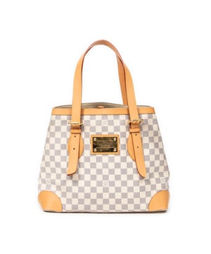 Louis Vuitton Tassen Hampstead MM Schoudertas in de Ivoor Gecoat canvas in de Gouden Messing  hardware. Het product is in In Zeer Goede Staat (AB).
  Afmetingen: 35.5x27.5x17.5 cm 
  Inclusief accessoires: None
  Opmerkingen over de buitenkant: Vervangen vachetta
Opmerkingen over de hardware: Lichte krassen op logoplaatje
  BrandCo Paris vindt zeldzame artikelen in de beste staat voor ongelooflijke prijzen. Het is de moeite waard om geduldig te zijn! Koop met vertrouwen: alle artikelen van BrandCo Paris worden zorgvuldig geselecteerd en geverifieerd door ons team van experts.

  Alle artikelen worden geleverd met een certificaat van echtheid en verpakt door BrandCo Paris.

  Classificatietabel voor de conditie van het artikel:

  N (als nieuw)
  AA (perfecte staat)
  A (uitstekende staat)
  AB (zeer goede staat)
  B (goede/redelijke staat)