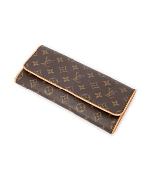 Louis Vuitton Bolsos Twin GM Bolso de hombro en Marrón Lona recubierta y Latón dorado hardware. El producto esta en Excelentes Condiciones (A).
  Dimensiones: 25x11.5x3 cm 
  Accesorios incluidos: Strap
  Notas de la correa/asa: Manchas leves
  BrandCo Paris encuentra artículos raros y en las mejores condiciones a precios increíbles. ¡Vale la pena tener paciencia! Compra con confianza: todos los artículos de BrandCo Paris son seleccionados y autenticados cuidadosamente por nuestro equipo de expertos.
  Todos los artículos vienen con un certificado de autenticidad y un embalaje entregado por BrandCo Paris.
  Tabla de clasificación de la condición del artículo
  N (como nuevo)
  AA (perfecto estado)
  A (excelente estado)
  AB (muy buen estado)
  B (bueno/regular)