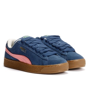 Sneakers met een premium suède bovenwerk voor een strakke en stijlvolle uitstraling. Het gedebosseerde en foliebedrukte PUMA-logo op het zijpaneel voegt een vleugje verfijning toe. Afgewerkt met een duurzame rubberen zool voor betrouwbare grip en comfort.