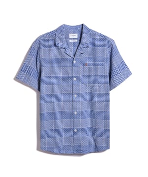 Short sleeves.Full button fastening.Open chest pocket.Embroidered Farah logo.An all over woven check striped design.Relaxed fit.