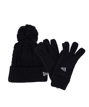 100% acryl. POM POM. Inhoud: 2 Handschoenen, 1 Muts. Ontwerp: Geborduurd, Logo, Gewoon.